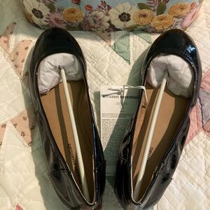 Amazon Essentials Black Patent Round-Toe Ballet Flats